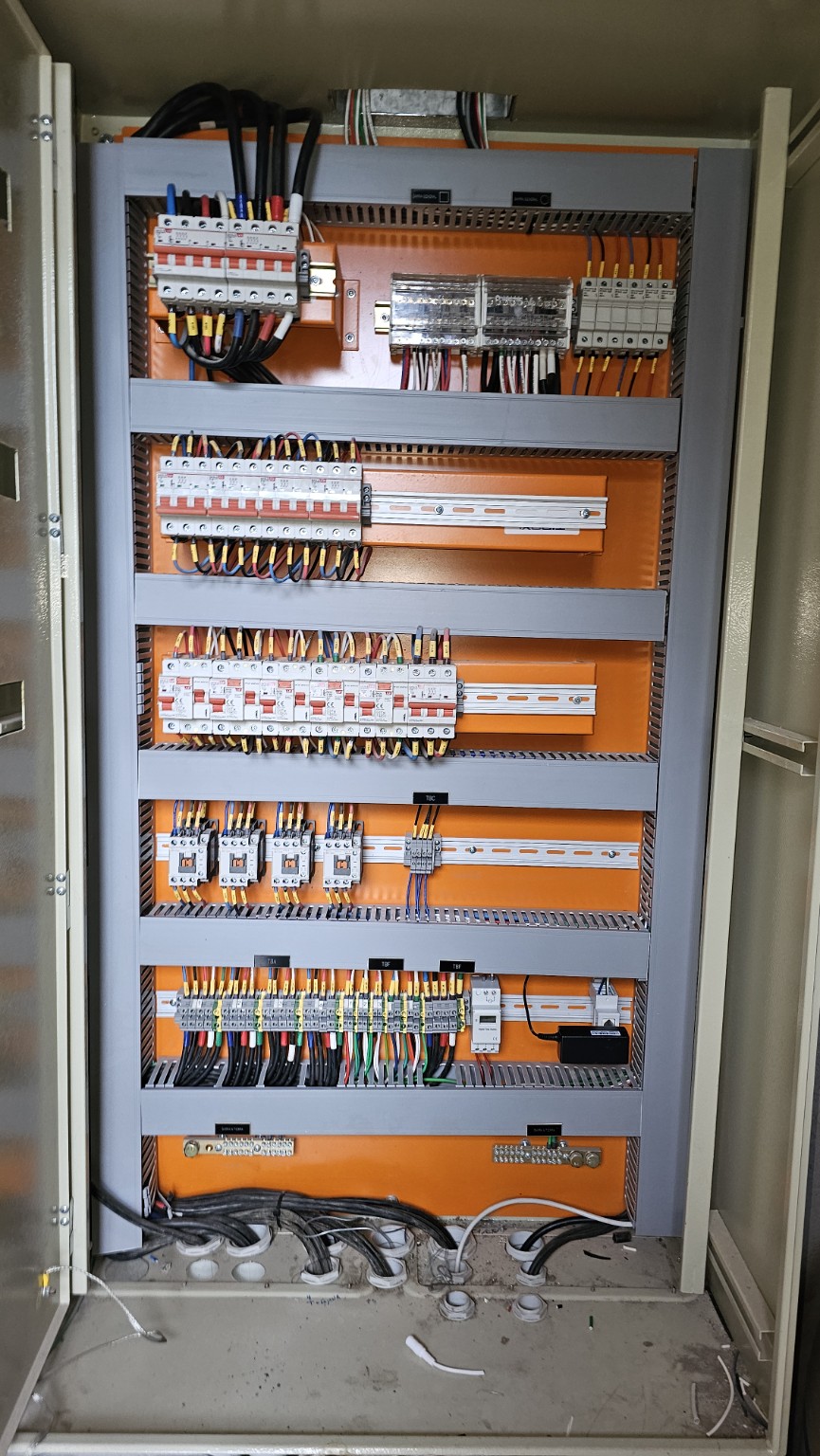 Interior de tablero eléctrico