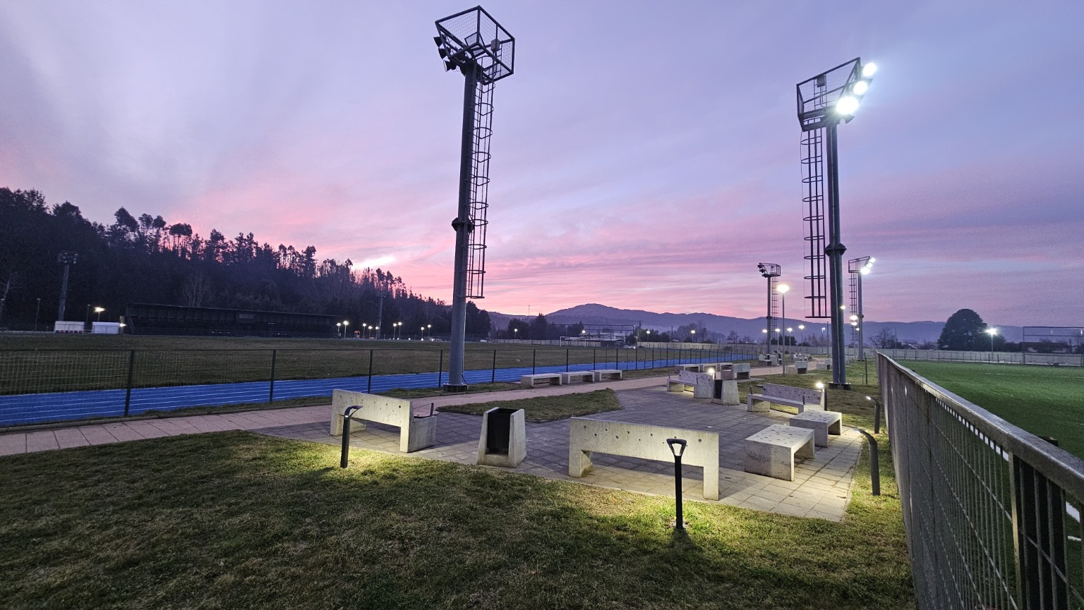Vista general del recinto deportivo al atardecer