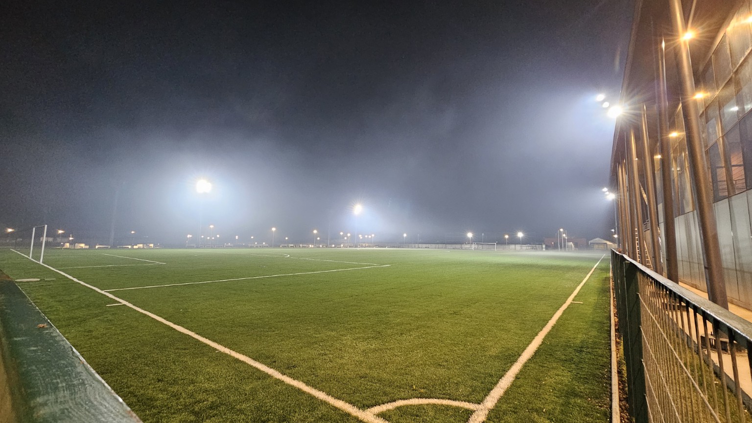 Estadio y pista de noche