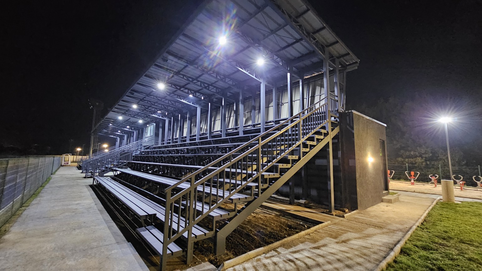 Graderías y cancha iluminadas