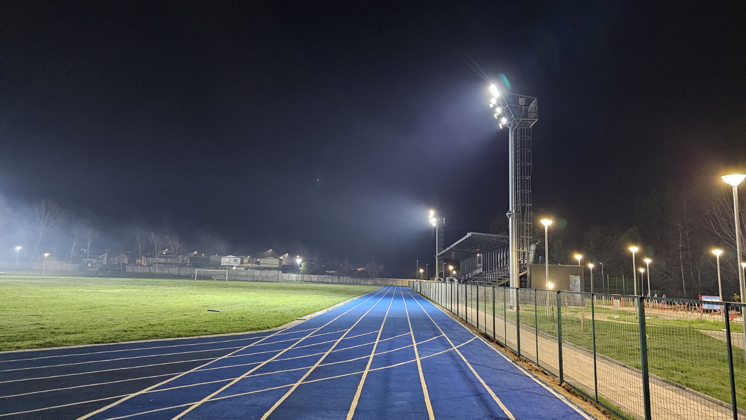 Pista y torres de iluminación
