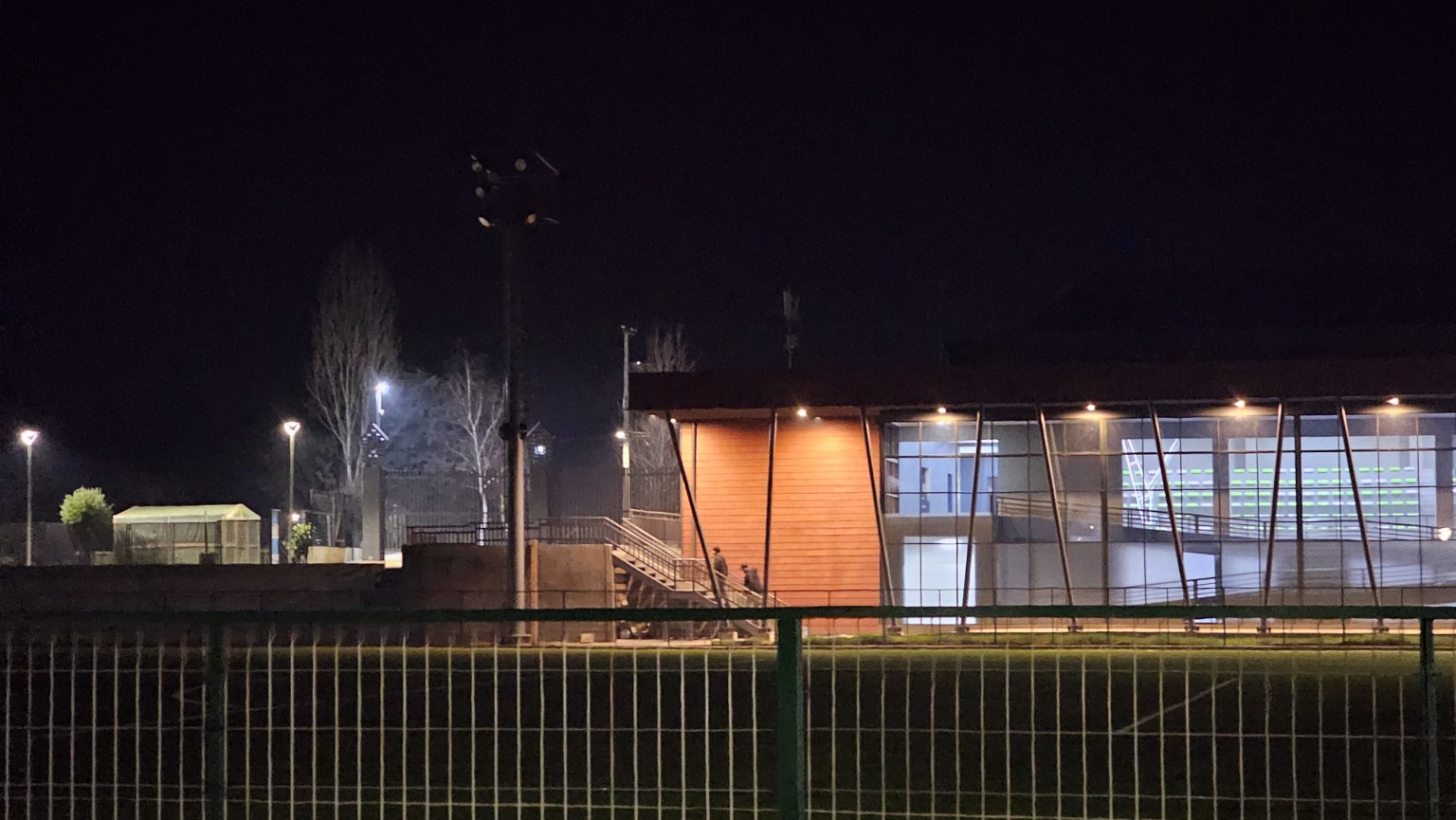 Vista general del proyecto eléctrico en Estadio Municipal de Purén
