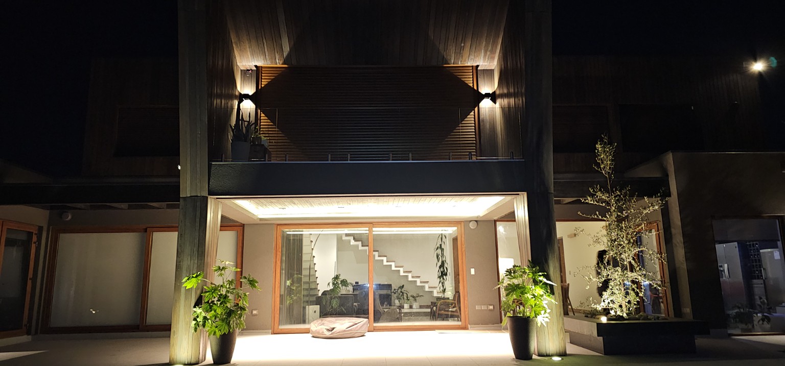Iluminación arquitectónica exterior en proyecto residencial EDELTRIC