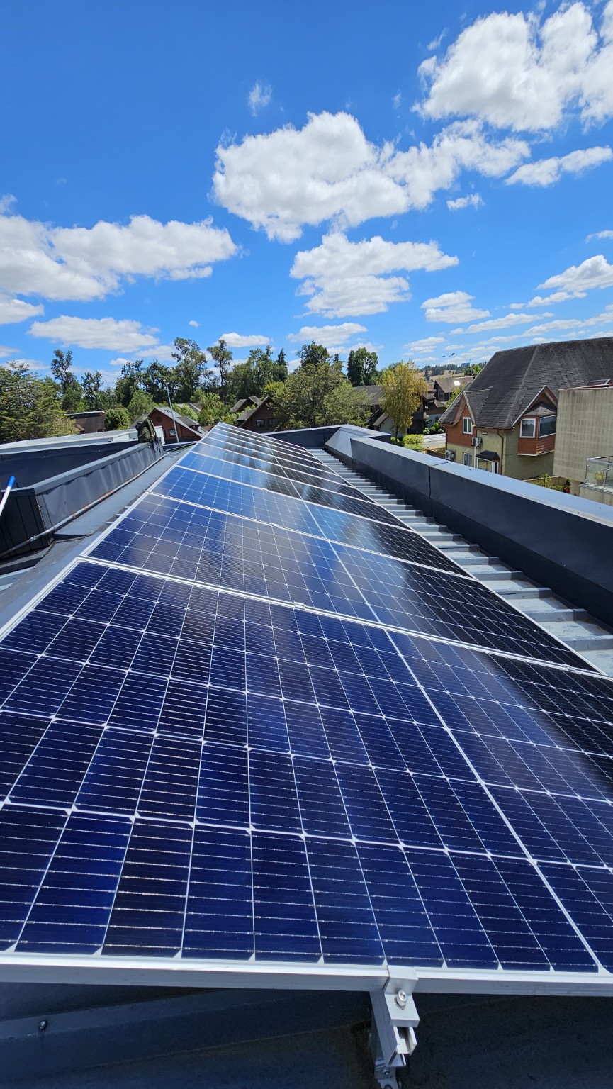 Arreglo fotovoltaico instalado sobre cubierta