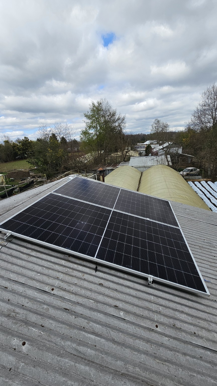 Detalle de integración y montaje de paneles fotovoltaicos en cubierta