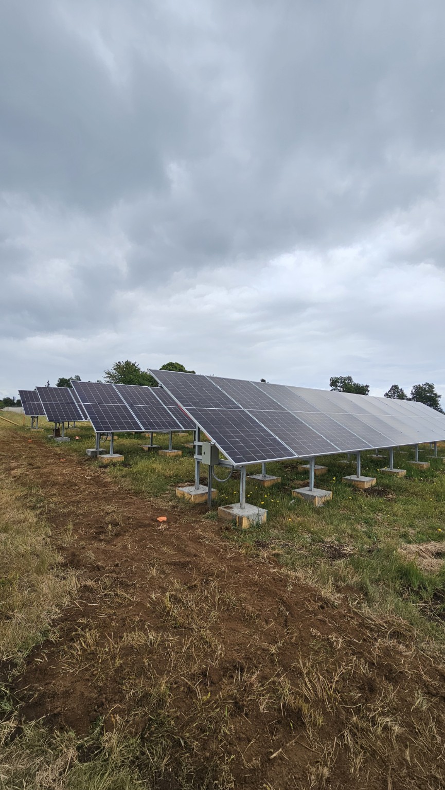 Vista general de campo fotovoltaico instalado en terreno
